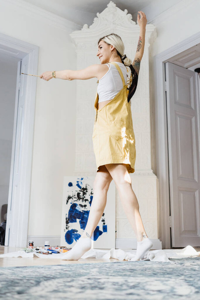Joyeux jeune fille dansante dans un espace blanc - Photo, image