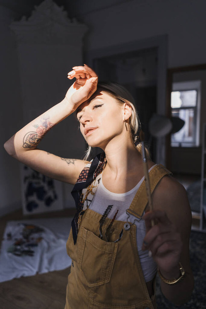 Retrato auténtica mujer artista rubia
 - Foto, Imagen