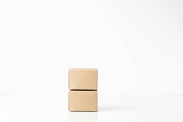 Skupina lepenkové krabice izolované na bílém pozadí s oříznutou dráhou. - Fotografie, Obrázek