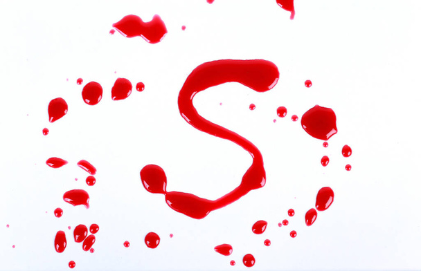 Impresión sangrienta sobre un fondo blanco con las letras S
 - Foto, imagen