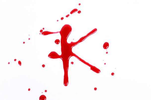 Impressão sangrenta sobre um fundo branco com as letras K
 - Foto, Imagem