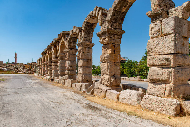 Römisches Aquädukt in Kemerhisar, im antiken Tyana. Kemerhisar, Bor - Nigde / Türkei.  - Foto, Bild
