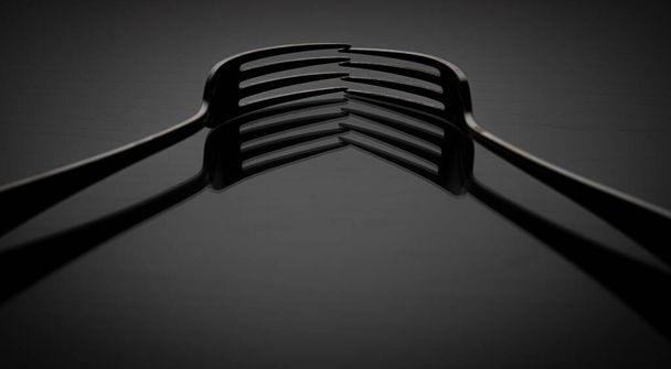 две вилки соединены черно-белыми с отражениями
 - Фото, изображение