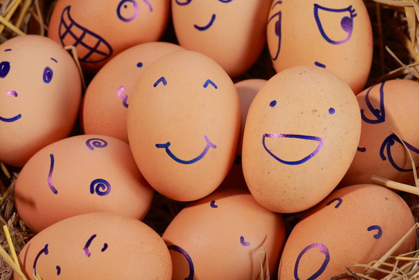 Emozione di uova fresche su una paglia
. - Foto, immagini
