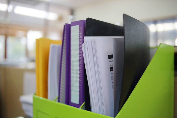 Упакованные документы в современном офисе с размытым задним ходом
 - Фото, изображение