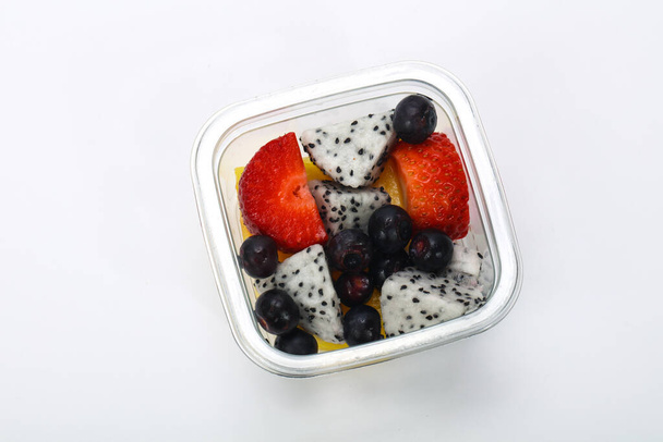 Κομμένα τροπικά φρούτα μείγμα σνακ στο κουτί - Φωτογραφία, εικόνα