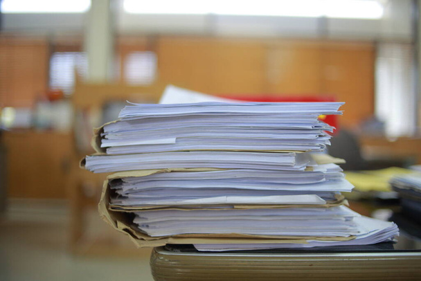 Στοίβες εγγράφων στο σύγχρονο γραφείο με θολή πλάτη - Φωτογραφία, εικόνα