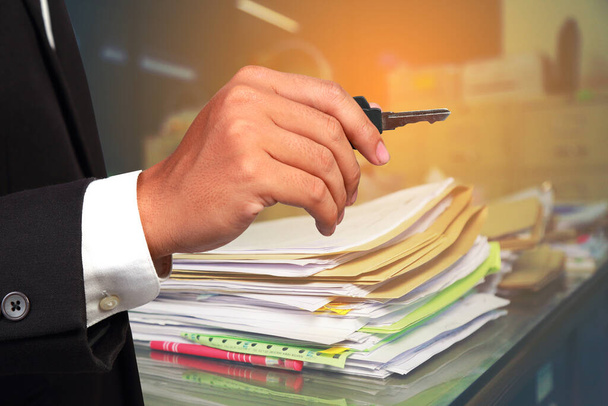 Les hommes d'affaires détiennent la clé et les documents papier fond empilés. Concevoir la voie du succès
. - Photo, image