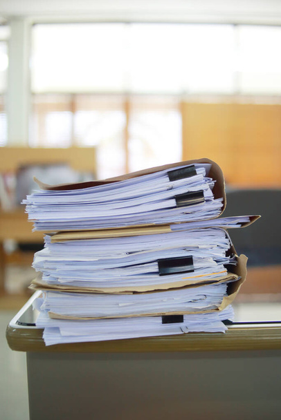 Documentos comerciales de papel de inacabados apilados en el archivo de escritorio de oficina, en el archivo que analiza el mercado y considera el tamaño de los beneficios futuros en la oficina de mesa
. - Foto, Imagen