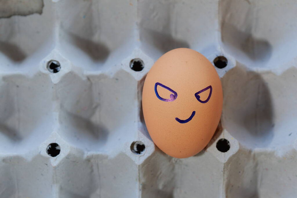 Friss tojás érzése szívószállal. - Fotó, kép