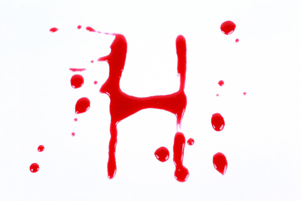 Verinen jälki valkoisella taustalla kirjaimilla H
 - Valokuva, kuva