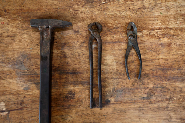 Vanhat työkalut puinen pöytä
 - Valokuva, kuva