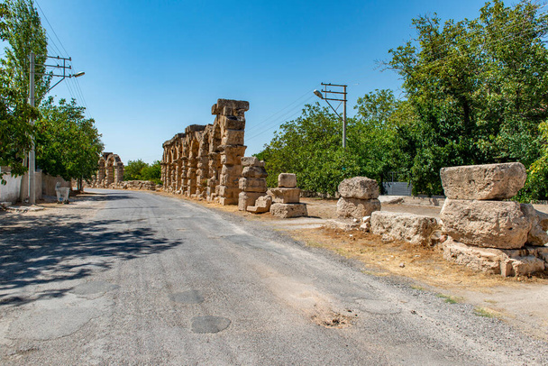 Római vízvezeték Kemerhisarban, ősi Tyana. Kemerhisar, Bor - Nigde / Törökország.  - Fotó, kép