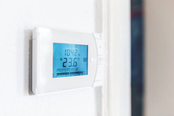panel de control de temperatura en la pared en una habitación en un edificio residencial. HVAC y concepto de casa inteligente electrónica
 - Foto, Imagen