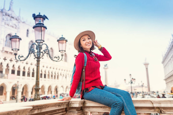 Mutlu gezgin kız öğrenci Venedik 'teki San Marco meydanında hayatın tadını çıkarıyor. Coronavirus kilitleme kavramından sonra seyahat ve yaşam tarzı - Fotoğraf, Görsel