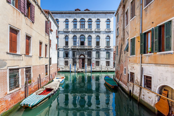 Barcos en el canal y edificios históricos - Venecia, Italia
 - Foto, imagen