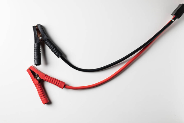 Czarno-czerwony kabel zworkowy izolowany na białym tle - Zdjęcie, obraz