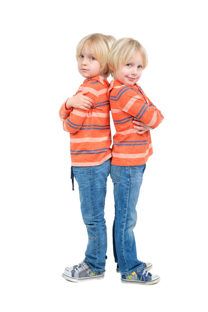 Deux frères garçons caucasiens posant en studio
 - Photo, image