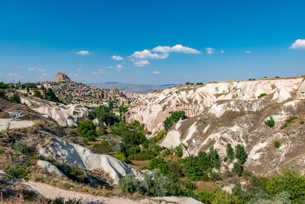 Kameny vypadají jako houby dramaticky v Cappadocia, Turecko Tato fotografie byla pořízena z Cappadocia, který se nachází v centru Turecka. Cappadocia je starobylá oblast Anatolia.  - Fotografie, Obrázek