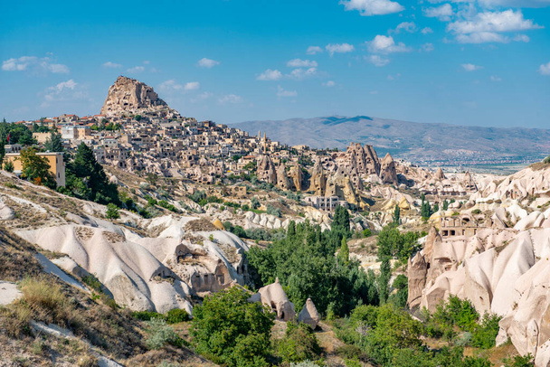 Rochers ressemblant à des champignons dramatiquement en Cappadoce, Turquie Cette photo a été prise de Cappadoce qui se trouve dans le centre de la Turquie. La Cappadoce est une ancienne région d'Anatolie
.  - Photo, image