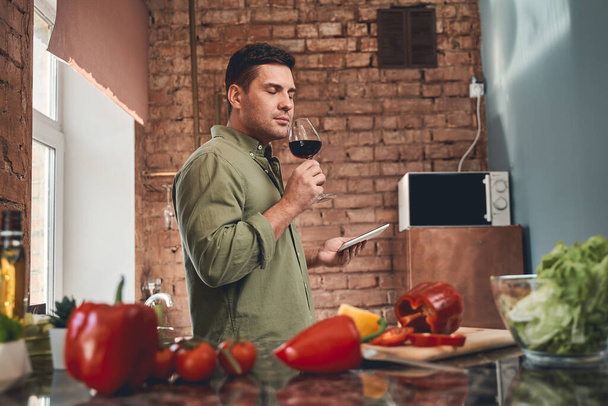 Man holding a wineglass in his hand - Fotó, kép