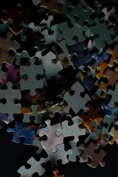 Puzzleteile stapeln sich und warten darauf, zusammengefügt zu werden - Foto, Bild