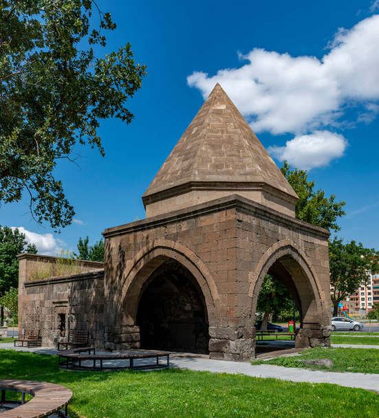 Egy Seljuk Cupola (Dort Ayak Turbe) Kayseriben. Kayseri, Törökország. - Fotó, kép