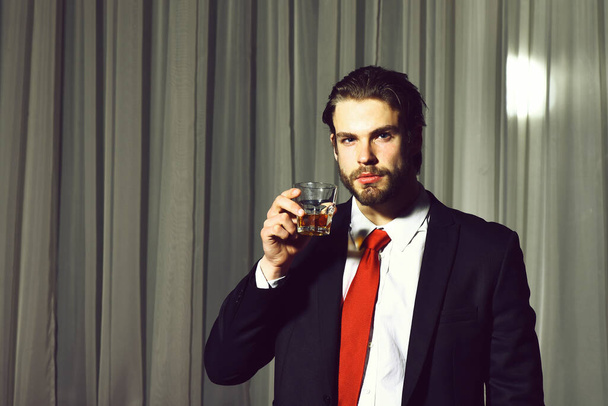 bearded man, businessman with glass of whiskey - Foto, Imagem