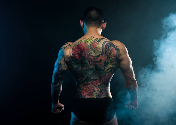 Muscoloso senza maglietta asiatico modello maschile
 - Foto, immagini
