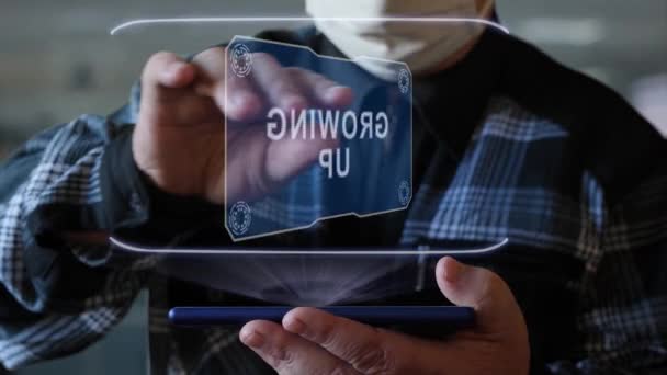 Stařec ukazuje hologram s textem Rostoucí nahoru - Záběry, video