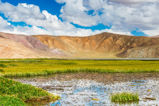 Hermosa vista del lago Bulunkul en Pamir en Tayikistán - Foto, Imagen