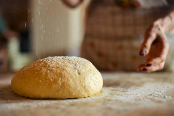Madre preparando pan y pasta de manera tradicional. Concepto del día de la madre
 - Foto, imagen