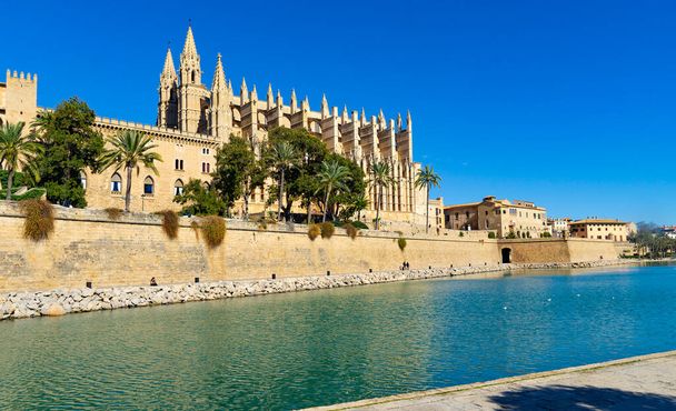 De kathedraal van Saint Mary in de Spaanse havenstad Palma, de hoofdstad van het Balearen eiland Mallorca Spanje - Foto, afbeelding