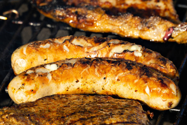 Грибна ковбаса та м'ясо на грилі на вугіллі
 - Фото, зображення