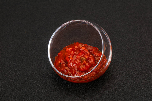 Salsa picante picante de tomate en el bowl - Foto, Imagen
