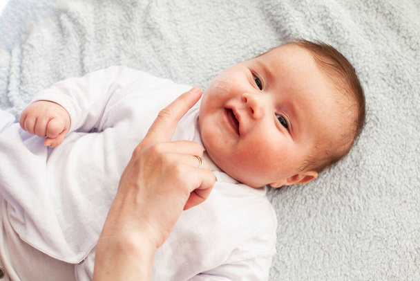 アトピー性皮膚炎の赤ちゃんがクリームを入れて取得.湿疹のケアと予防.赤ちゃんをかゆみから守る - 写真・画像