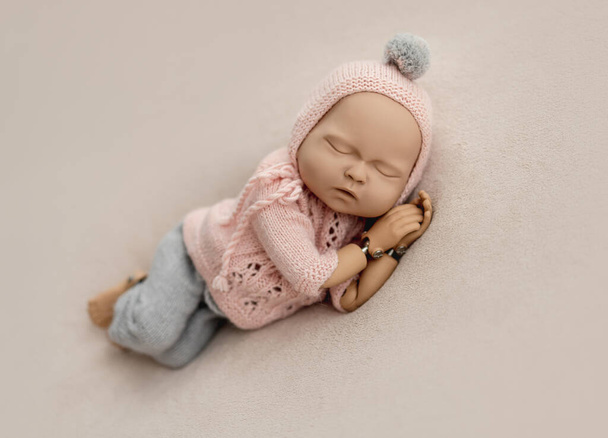 Mannequin of newborn for photo posing - Foto, imagen