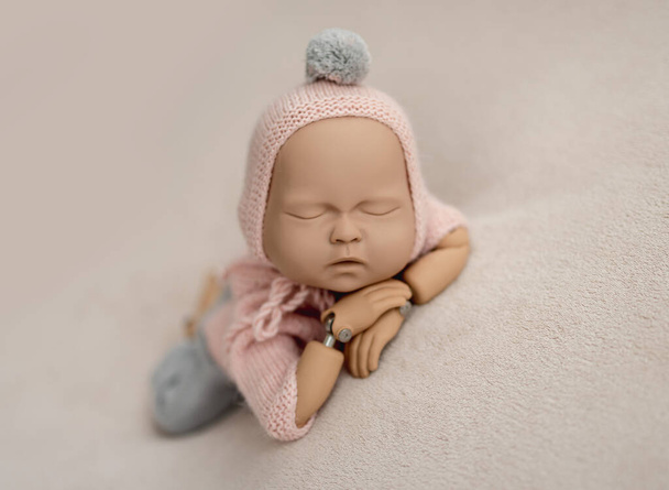 Mannequin of newborn for photo posing - 写真・画像