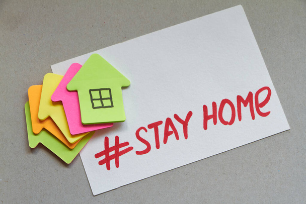Varias casas de papel multicolores y hashtag Stay Home. Concepto Stay Home
. - Foto, imagen