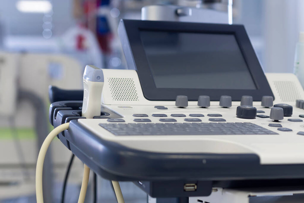 Transductor de ultrasonido de cerca en la máquina de ultrasonido en la unidad de cuidados intensivos en el hospital
.  - Foto, imagen