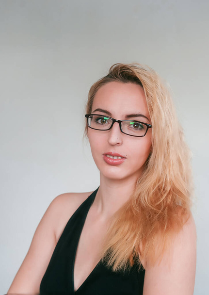 Business woman portrait on a white background. Blonde girl in glasses - Foto, Imagem