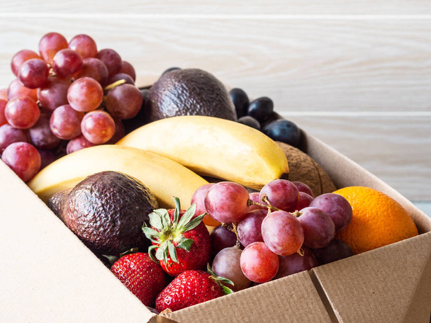 新鮮な果物と大きな段ボール箱。スーパーマーケットからの商品の宅配の概念. - 写真・画像