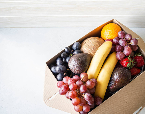 Caixa de papelão grande com frutas frescas. Conceito de entrega domiciliar de produtos de supermercados. espaço de cópia
 - Foto, Imagem