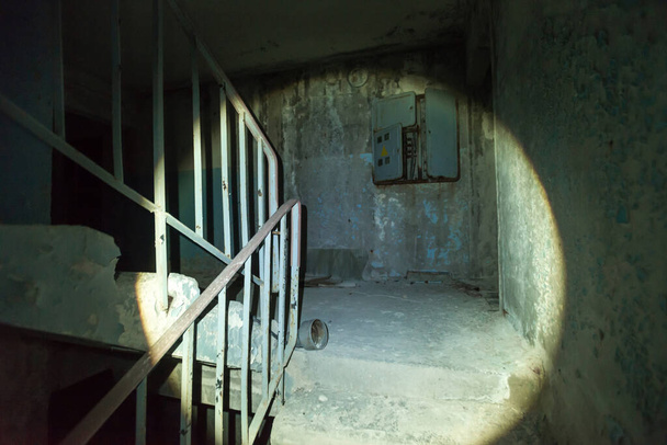 Escalier sombre et effrayant dans une maison abandonnée dans une ville fantôme Pripyat, zone de Tchernobyl, Ukraine
 - Photo, image