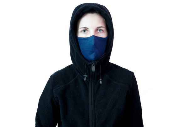 Frau mit Schutzmaske während einer Pandemie und schwarzer Jacke - Foto, Bild