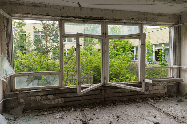 Окно в детском саду в Чернобыле, Припять, Украина
 - Фото, изображение