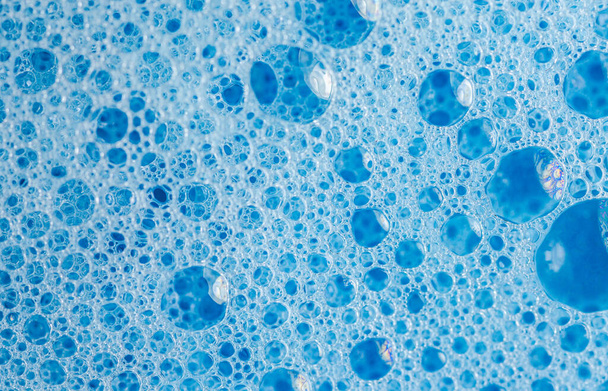 Bulaşık deterjanı. Köpüklü su. Mavi kekler.. - Fotoğraf, Görsel