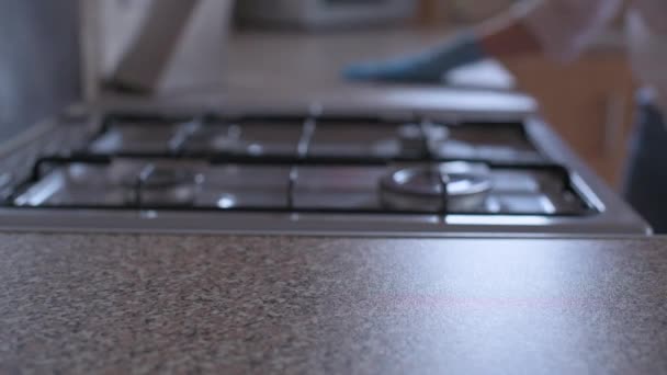 Läheinen seuranta laukaus joku puhdistaa keittiön laskurit desinfioida ja estää tautien leviämisen
 - Materiaali, video