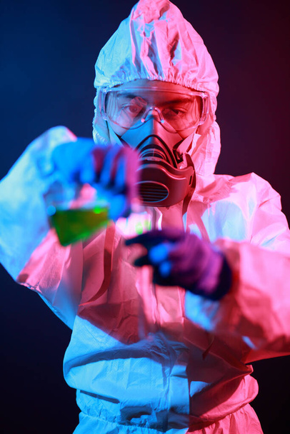naukowiec trzymać probówkę wypełnioną płynem w laboratorium na efekt koloru tła. - Zdjęcie, obraz