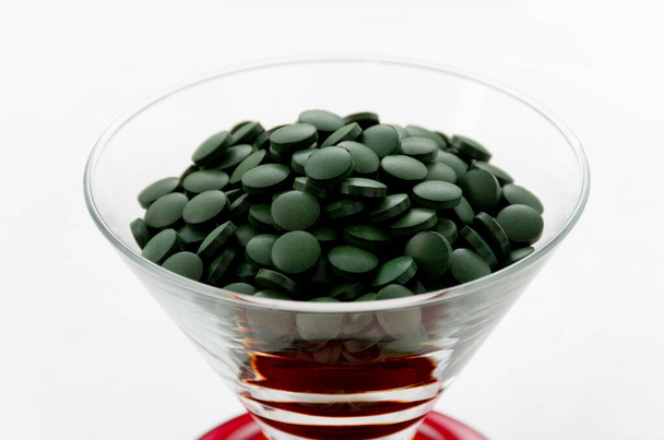 pilules vertes, comprimés Spiruline en verre
 - Photo, image